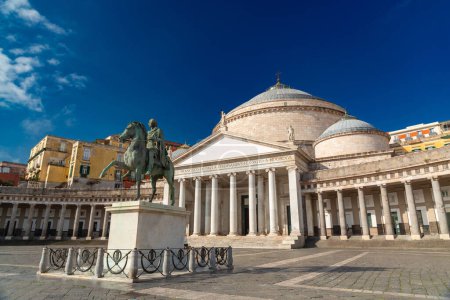 Piazza del Plebiscito, el nombre del plebiscito tomado el 21 de octubre de 1860, que trajo Nápoles en el Reino unificado de Italia.