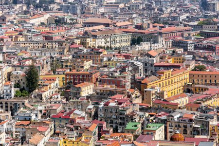 Vista aérea de la ciudad de Nápoles, desde el castillo de Sant 'Elmo, Campania, Italia.