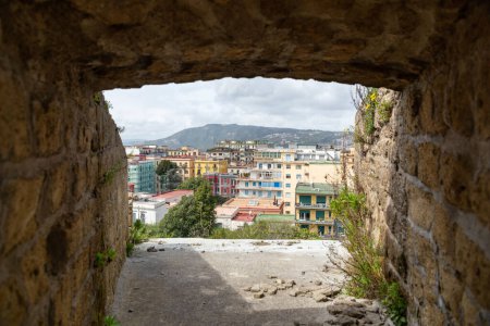 Vista aérea de la ciudad de Nápoles, desde el castillo de Sant 'Elmo, Campania, Italia.