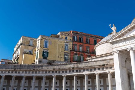 Piazza del Plebiscito, el nombre del plebiscito tomado el 21 de octubre de 1860, que trajo Nápoles en el Reino unificado de Italia.