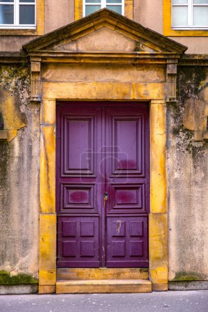 Antigua y hermosa puerta adornada, detalle arquitectónico clásico que se encuentra en metz, Francia