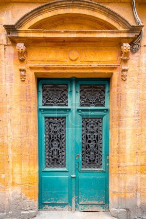 Alte und schöne verzierte Tür, klassisches architektonisches Detail gefunden in metz, Frankreich