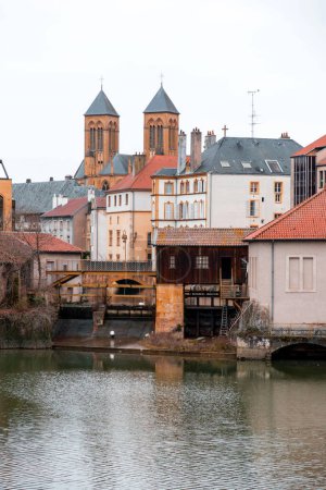 Stadtansichten von der schönen Stadt Metz in Frankreich. Brücken, Häuser und Kirchen am Moselufer.