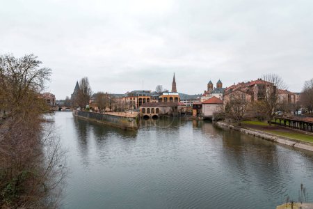 Stadtansichten von der schönen Stadt Metz in Frankreich. Brücken, Häuser und Kirchen am Moselufer.