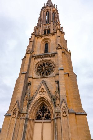 Der Turm des Garnisonstempels ist das einzige Überbleibsel einer großen Hallenkirche nach der Annexion des Deutschen Reiches.