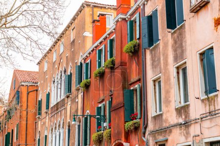 Typisch venezianische Architektur und Straßenblick von Venedig, Italien.