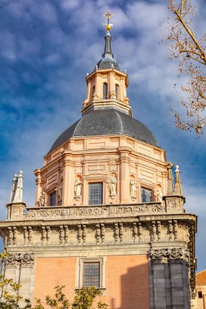 Die Kirche de San Andres ist eine Kirche in Madrid, Spanien. 1995 wurde es zum Bien de Interes Cultural erklärt.