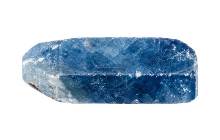 Téléchargez les photos : Gros plan de l'échantillon de pierre naturelle de la collection géologique - verre saphir bleu non poli isolé sur fond blanc de Tanzanie - en image libre de droit