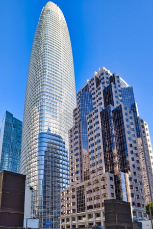 Foto de Salesforce tower, the new corporate headquarters of Salesforce SOMA district in San Francisco, California, USA - Imagen libre de derechos