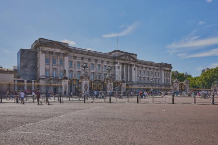 Téléchargez les photos : Visite touristique Buckingham Palace à Londres, Angleterre. Buckingham Palace est la résidence officielle des souverains britanniques à Londres depuis 1837. - en image libre de droit