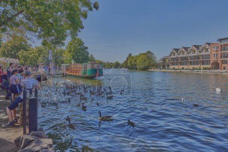 Téléchargez les photos : Un quai de croisière touristique au bord de la Tamise situé entre les villes de Windsor et Eton dans le Berkshire, Royaume-Uni - en image libre de droit