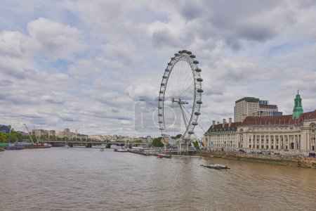 Téléchargez les photos : Une des capsules ophtalmiques de Londres avec des touristes dans différentes hypostases - en image libre de droit
