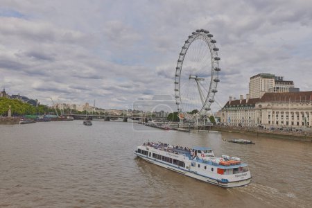 Téléchargez les photos : Une des capsules ophtalmiques de Londres avec des touristes dans différentes hypostases - en image libre de droit