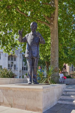 Téléchargez les photos : Statue Nelson Mandela à Parliament Square, Londres, Angleterre - en image libre de droit