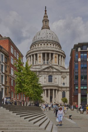 Téléchargez les photos : Visites touristiques Cathédrale St Paul de Londres, Royaume-Uni, fondée en 604, achevée en 1708,111m de haut et située au sommet de Ludgate Hill, City of London. - en image libre de droit
