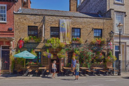 Téléchargez les photos : Visiteurs à l'extérieur du pub traditionnel Two Brewers près des portes de la longue promenade à Windsor - en image libre de droit