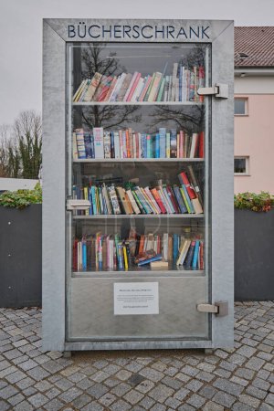 Foto de Una librería pública sirve como biblioteca al aire libre gratuita en Hechingen, Alemania - Imagen libre de derechos
