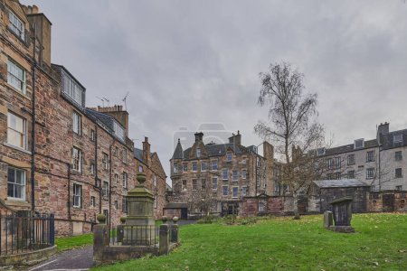 Téléchargez les photos : Ancien cimetière médiéval autour de Greyfriars Kirk dans le centre-ville d'Edimbourg, Ecosse, Royaume-Uni - en image libre de droit
