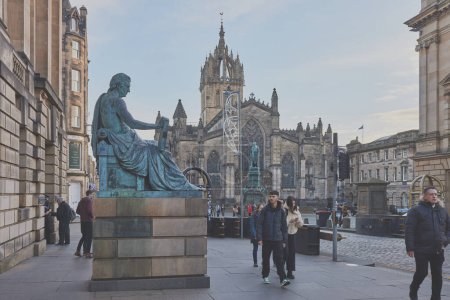 Téléchargez les photos : Statue de David Hume et cathédrale St. Giles à Édimbourg, Écosse, Royaume-Uni - en image libre de droit
