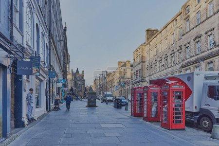 Foto de Cabinas telefónicas en la Royal Mile en Edimburgo, Escocia, Reino Unido - Imagen libre de derechos