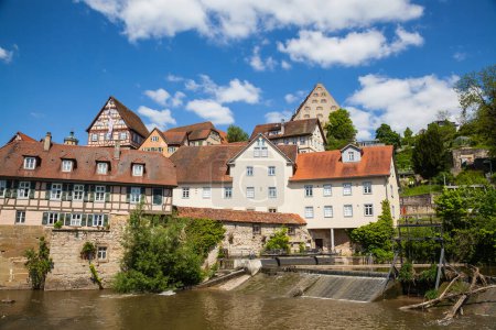 Foto de Schwaebisch Hall es una de las ciudades medievales más bellas de Alemania. Está situado en el río Kocher en el estado federal de Baden-Wuerttemberg en Alemania - Imagen libre de derechos