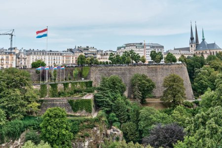 Téléchargez les photos : Vue de la cathédrale Notre-Dame et de la ville de Luxembourg, à l'extérieur du mur de Luxembourg, Luxembourg - en image libre de droit