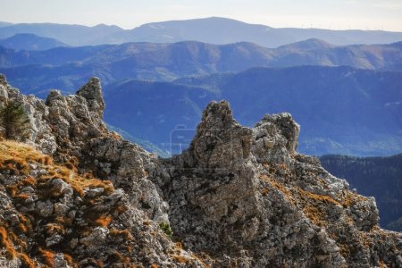 Téléchargez les photos : Vue à travers le rocher pointu dans une vallée avec beaucoup d'autres montagnes - en image libre de droit