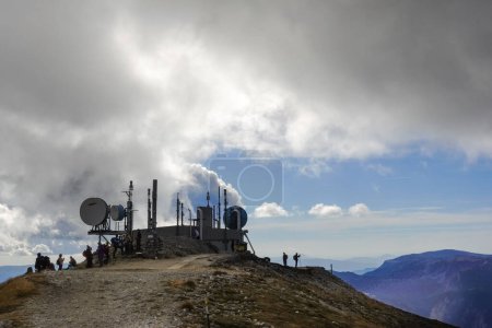 Foto de Top froma alta montaña con gran cantidad de antenas y transmisores vista de detalle - Imagen libre de derechos