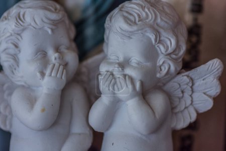 Téléchargez les photos : Two white little angels are smiling together detail view - en image libre de droit
