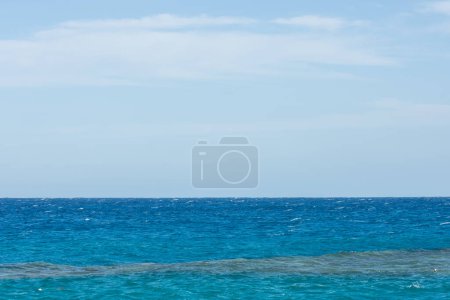 Téléchargez les photos : Eau bleue incroyable de la mer avec ciel bleu en Egypte - en image libre de droit