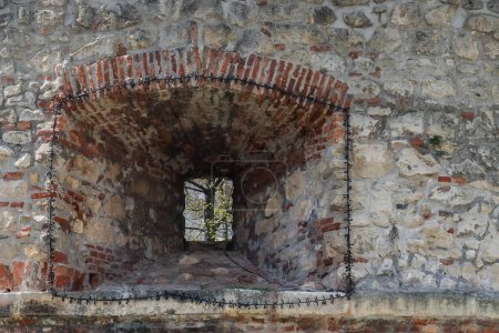 Foto de Vieja ventana con piedras de un castillo en sopron hungary detalle vista - Imagen libre de derechos