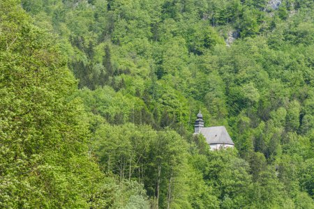 Foto de Antigua iglesia pequeña en una montaña con bosque verde en Austria - Imagen libre de derechos