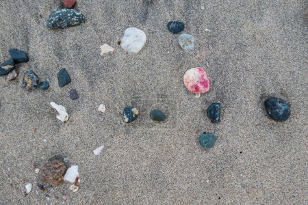 Foto de Piedras de colores en la arena fina de la playa de vacaciones en Egipto - Imagen libre de derechos