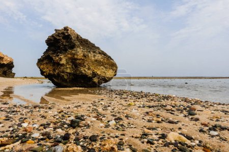 riesiger Korallenfelsen am Strand bei Ebbe am Roten Meer in Ägypten