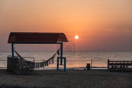 Hängematte mit Dach bei warmem Sonnenaufgang am Roten Meer in Ägypten