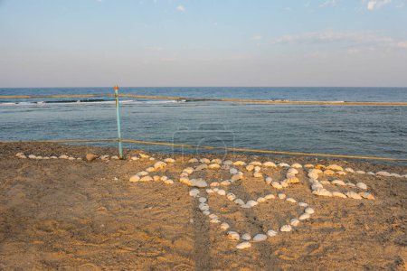 Foto de Amor y un corazón hecho de conchas blancas y corales en la playa de arena en Egipto - Imagen libre de derechos