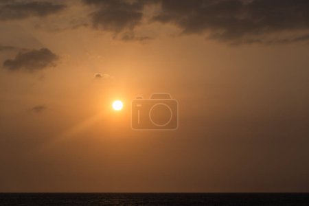 warme, helle Sonne am Himmel am Morgen am Meer in Ägypten