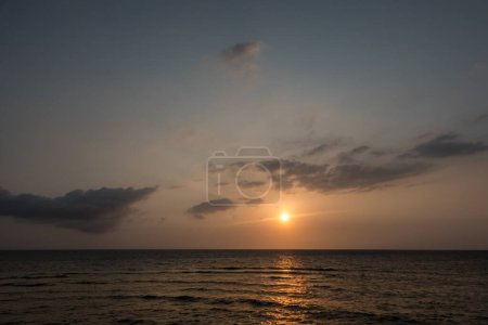 warmer Sonnenaufgang mit goldenem Wasser am Meer in Ägypten