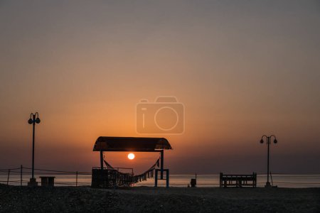 soleil blanc brillant entre un hamac avec un toit à la plage en Egypte