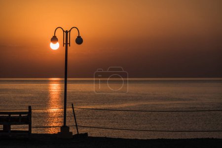 weiß glühende Sonne auf einer Laterne bei Sonnenaufgang am Roten Meer in Ägypten