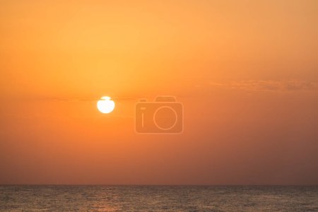 couleurs chaudes pendant le lever du soleil à la mer rouge en vacances en Egypte