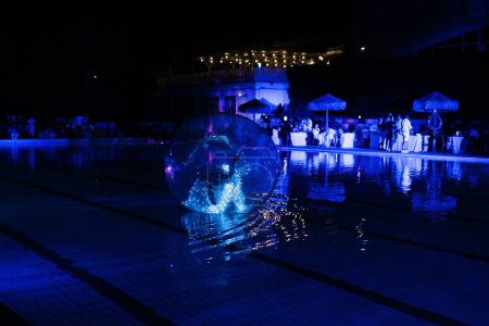 Foto de Bailarina brillante en una bola de agua bailando en la piscina - Imagen libre de derechos