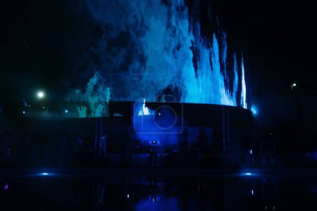 Foto de Dj conjunto en la fiesta de verano piscina con luces azules en el fondo - Imagen libre de derechos