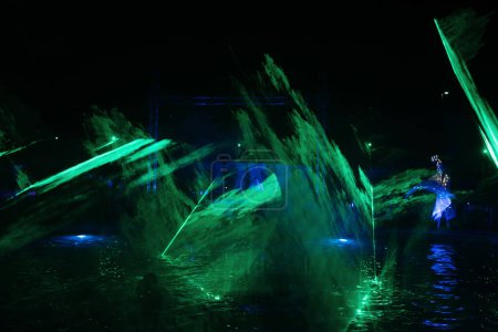 Foto de Luces verdes muestran mientras dj toca música en la fiesta de la piscina - Imagen libre de derechos