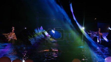 Foto de Fiesta de verano en la piscina con música en vivo, espectáculo de baile y hermosas luces - Imagen libre de derechos