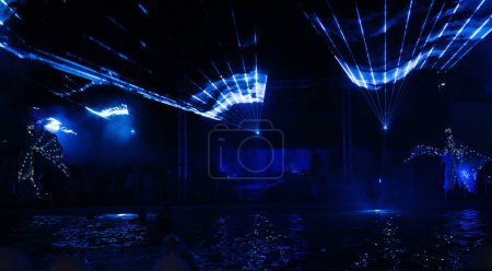 Foto de Djset junto a la piscina con luces muestran - Imagen libre de derechos