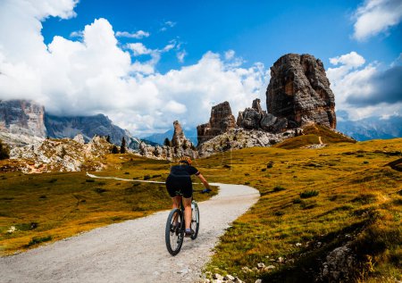 Foto de Mujer montar bicicletas eléctricas de montaña en los Dolomitas en Italia. Aventura en bicicleta de montaña en hermosos senderos de montaña. - Imagen libre de derechos