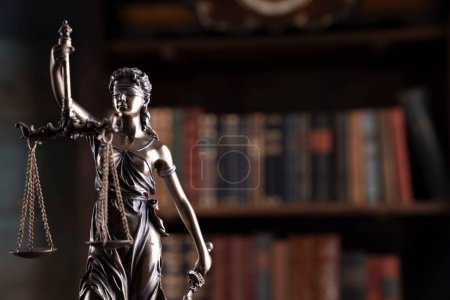 Téléchargez les photos : Bureau de l'avocat. Juges marteau, échelle, Sculpture Themis et livres juridiques dans la bibliothèque. - en image libre de droit