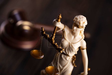 Téléchargez les photos : Concept de droit et justice. Symbole de justice - Sculpture à thème. - en image libre de droit