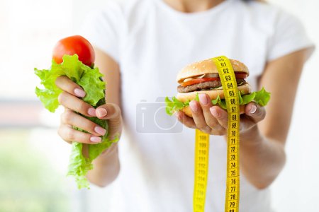 Foto de Elija entre comida chatarra versus dieta saludable
. - Imagen libre de derechos